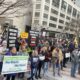 美国华州数百居民为争自由集会游行，反对强制疫苗